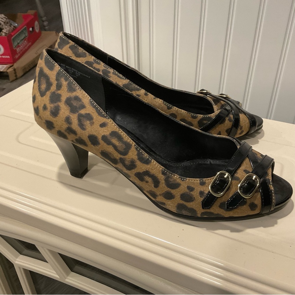 Leopard Print Peep Toe Pump  2” heel with Buckles Jaclyn Smith Sz 8